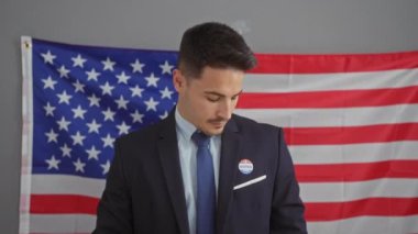 Profesyonel bir İspanyol sakallı adam bir ofis ortamında Amerikan bayrağının önünde 