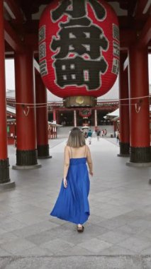 Senso-ji tapınağındaki devasa Asya feneriyle büyülenen gözlüklü neşeli İspanyol kadın Tokyo 'nun geleneksel kültür noktasında fantastik seyahat anıları yaratıyor..