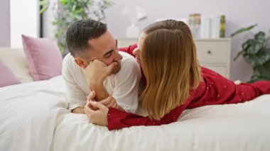 Sevgi dolu bir çift yatak odasının içinde romantik ve arkadaşça bir anın tadını çıkarır..