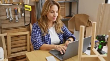 Marangozluk işi arasında kol saatini kontrol eden çekici Latin kadın, iş dakikliğini ve ahşap işçiliğini dengeleyen genç kadın portresi