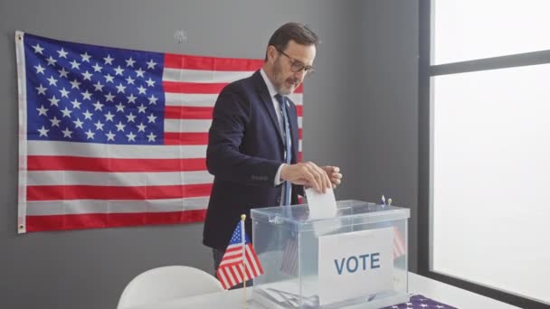 Homem Meia Idade Votando Eleição Dos Estados Unidos Com Bandeira — Vídeo de Stock