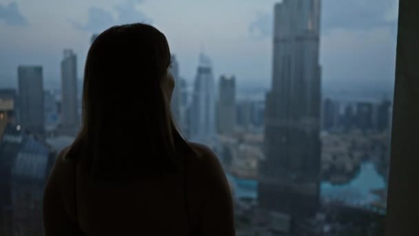 Mujer Silueta Con Vistas Horizonte Iluminado Dubai Desde Observatorio Gran — Vídeos de Stock