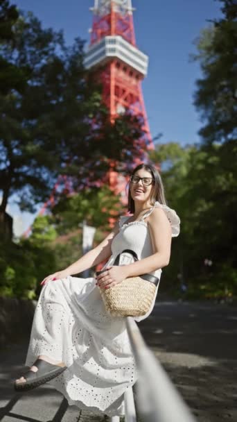 Vacker Latinamerikansk Kvinna Glasögon Sitter Balustrade Vid Tokyo Tower Japans — Stockvideo