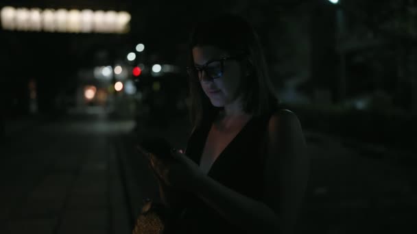 Nachts Führt Eine Schöne Hispanische Frau Mit Brille Ein Tiefes — Stockvideo