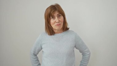 Orta yaşlı bir kadın, yüzünde şüpheli bir ifade var, süveter giymekten çekiniyor. Alaycı sırıtışı, beyaz bir geçmişe karşı açık ağızlı inanmazlığı, seni şaşırtıyor..
