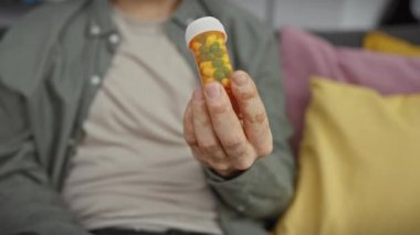 Adam evde reçeteli ilaçları, sağlık hizmetlerini, ilaçlarını ve ev yaşamını inceliyor..