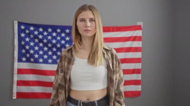 Kapalı alanda Amerikan bayrağının önünde 