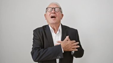 İş kıyafetleri giymiş, elleri göğsünde gülümseyen, gözleri kapalı, yüzünde minnet dolu bir jest vardı. Sağlık konsepti. izole edilmiş beyaz arkaplan