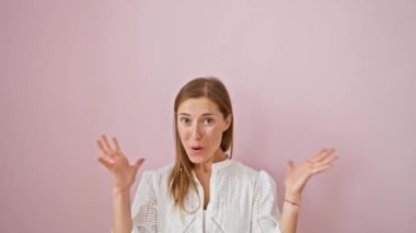 Güzel bir genç kadın, neşe dolu, pembe bir arka planda duran, neşeli bir gülümsemeyle çığlık atan. Zaferini kendine güvenen bir kazananın ifadesiyle kutluyor..