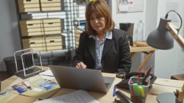 Olgun bir kadın, karmaşık bir dedektiflik bürosunda, kapalı bir yerde, soruşturma yapılmasını öneriyor..