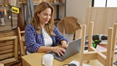 Marangozlukta başarılı olan Latin kadını selamlıyoruz! Gülümsüyor ve masada dostça tokalaşmayı teklif ediyor. Başarılı bir işin güzelliğine tanık olun..