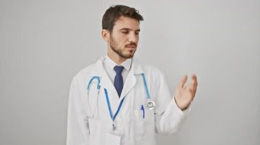 Stetoskop kullanan neşeli genç İspanyol doktor, neşeli bir şekilde avucunun içi açık, hepsi beyaz izole edilmiş arka plana gülümsüyor..