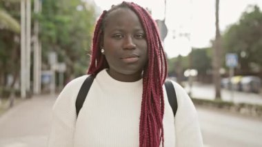 Şehir sokağında örgü örmüş güzel bir kadının portresi..