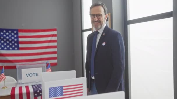 Seorang Pria Tersenyum Dengan Kacamata Dan Stiker Pemilih Memberikan Jempol — Stok Video