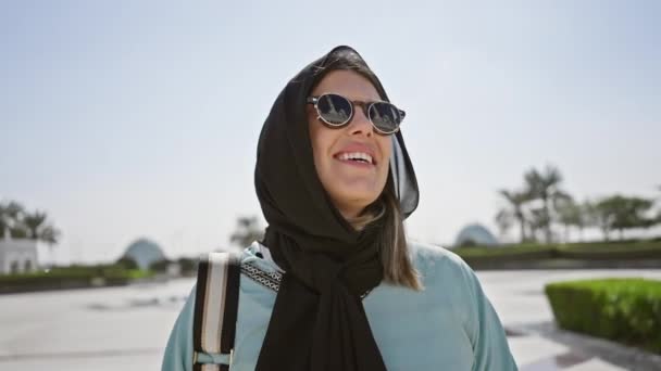 Een Lachende Vrouw Hijab Met Zonnebril Een Islamitische Moskee Abu — Stockvideo