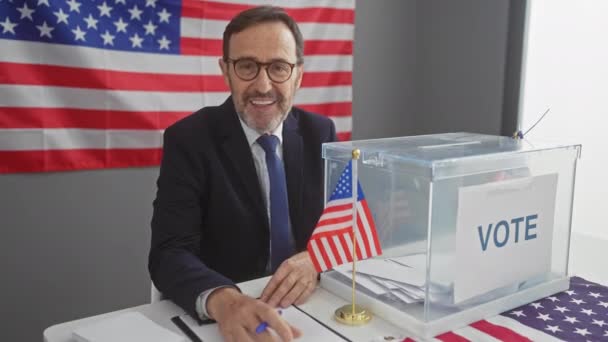 Homme Affaires Mature Votant Aux Élections Américaines Avec Stylo Urne — Video