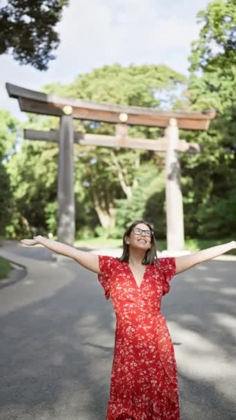 Radostná Hispánka Usmívá Otevřenou Náručí Rozhlíží Chrámu Meiji Ukazuje Sebevědomí — Stock video
