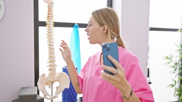 Kaukasiska Blond Kvinna Rosa Medicinsk Skrubb Håller Telefon Rehab Klinik — Stockvideo