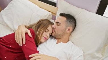 Sevgi dolu bir çift, sıcak bir yatak odasında barışçıl bir şekilde sarılır. Evdeki bir erkek ve kadın arasındaki yakınlığı ve sevgiyi resmeder..