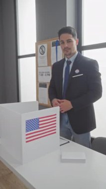 Amerikan seçimlerinde oy veren genç adam, oy kullanma merkezinde bayrak salladı