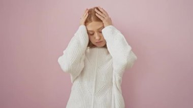 Depresyondaki genç kızıl saçlı kadın, baş ağrısı yüzünden üzgün yüz ifadesi pembe izole edilmiş arka plan, stresten kaynaklanan migren ağrısı kötüleşiyor.