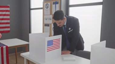 Yakışıklı İspanyol takım elbiseli adam oy kullanma merkezinde bayrak çekerken ben de çıkartma için oy verdim.