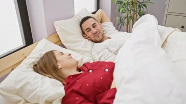 Sevgi dolu bir çift, rahat bir sabahın tadını çıkarır. Yatak odalarında, samimiyet ve konforun somutlaşmış haliyle..