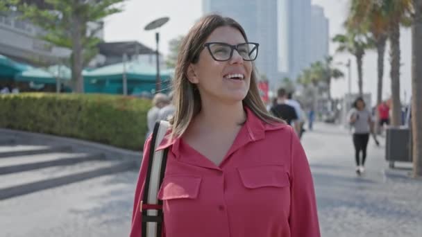 Een Glimlachende Jonge Vrouw Met Een Bril Een Roze Shirt — Stockvideo