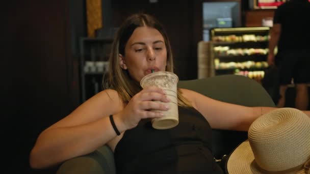 Una Donna Sorridente Gode Una Bevanda Fredda Caffè Con Cappello — Video Stock