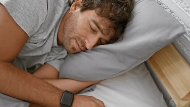 Hombre Guapo Con Barba Smartwatch Duerme Tranquilamente Acogedor Dormitorio Casa — Vídeos de Stock