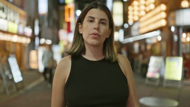 Expressão Séria Bela Mulher Hispânica Capturada Retrato Paisagem Urbana Forte — Vídeo de Stock
