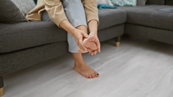 Ruce Mladé Ženy Masírují Unavené Nohy Odpočívají Pohovce Útulném Interiéru — Stock video