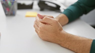 Ofis ortamında beyaz bir masanın karşısında el ele tutuşan çift bağlantı, ilgi ve ortaklık gösteriyor..