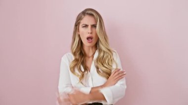 Çekici genç sarışın, yüzünde şüphe var. Kollarını çapraz yapmış, pembe bir duvara yaslanmış, negatif titreşimler yayıyor. Sinirli bir şüpheci, Bayan Popülerlik değildir.!