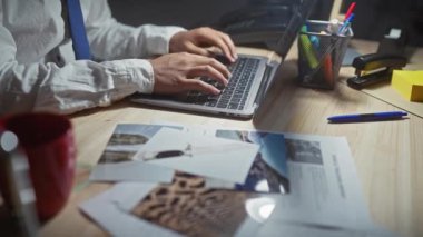 Müfettişler geceleri, loş aydınlatılmış bir polis ofisinde, dizüstü bilgisayar, bardak ve organize masalarla kanıtları analiz ederler.