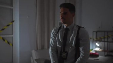 Olay yerinde dedektiflik yapan sakallı genç bir adam. Silah çekilip odaklanmış. Gerginliği ve soruşturmayı resmediyor..