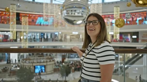 Šťastná Žena Nosí Brýle Úsměvy Luxusním Obchoďáku Dubai Elegantním Dekorem — Stock video