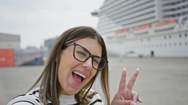 Een Lachende Vrouw Met Bril Neemt Een Selfie Een Cruiseschip — Stockvideo