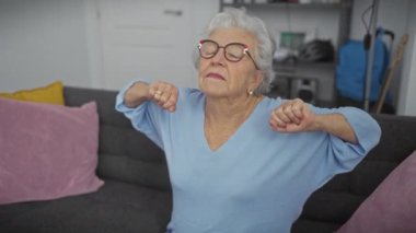 Rahat bir son sınıf öğrencisi, rahat bir oturma odasında kanepede uzanıyor..