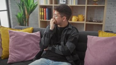 Stresli, gözlüklü, evde endişeyle oturmuş çivi yiyen, çatlak bir kanepenin derinliğinden gelen sessiz bir yardım çığlığı..