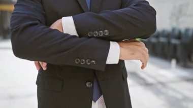 Şehir caddesinde takım elbiseli profesyonel bir adamın kendine güveni ve şehir tarzını yansıttığı yakın plan..