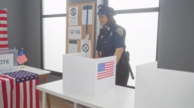 Bayraklarla çevrili Amerikan seçim sandık merkezinde 