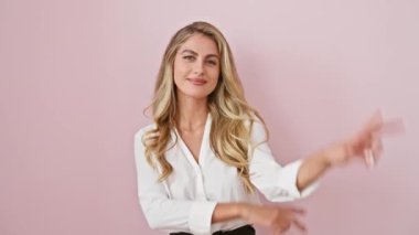 Tişörtlü neşeli, genç, sarışın bir kız sinsice göz kırpıyor, neşeyle ışıldıyor, muzaffer duruyor! Arsız bir barış işareti, gururlu ve pembe arka planda parlıyor..