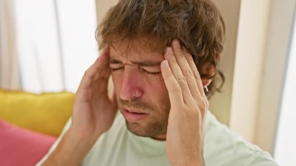 Zestresowany Młody Przystojny Biały Mężczyzna Cierpiący Bolesną Migrenę Ból Głowy — Wideo stockowe