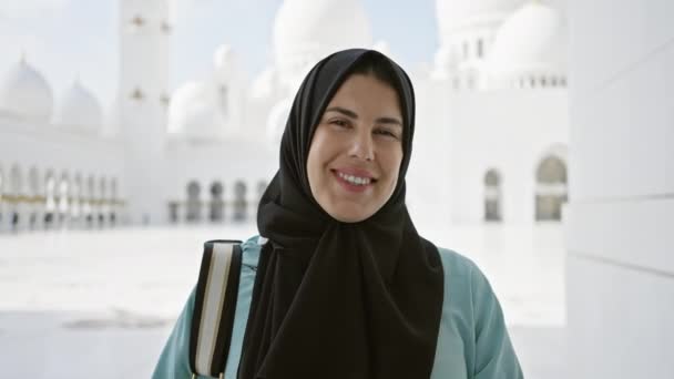 Una Donna Sorridente Hijab Posa Davanti Alla Grandiosa Moschea Dello — Video Stock