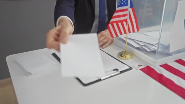 Hombre Que Vota Colegio Electoral Americano Con Una Bandera Nosotros — Vídeos de Stock