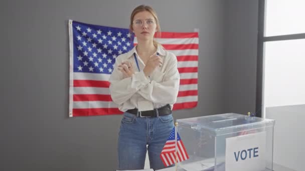 십자가 자신감있는 여성은 미국의 깃발과 상자를 센터에 민주주의를 — 비디오