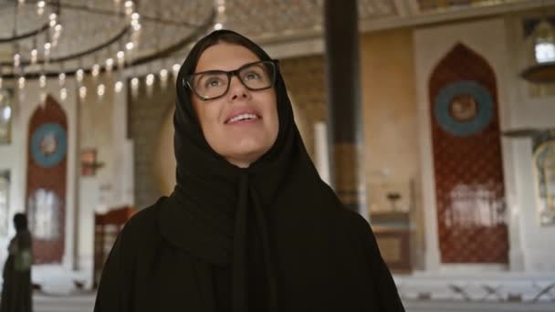 Una Donna Sorridente Hijab Ammira Interno Ornato Una Moschea Katara — Video Stock