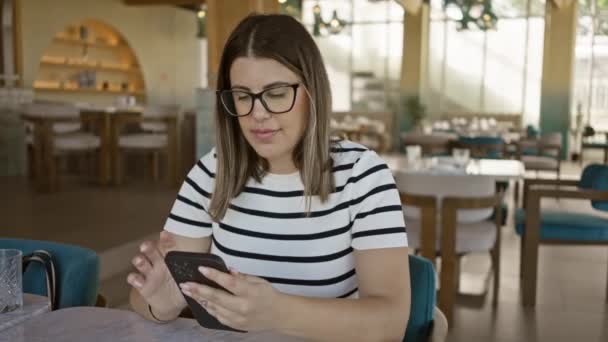 Mujer Enfocada Usando Smartphone Interior Restaurante Moderno — Vídeos de Stock