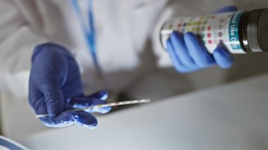 Tıbbi teşhisi gösteren bir laboratuvar ortamında idrar örneği analizi yapan sağlık uzmanı..